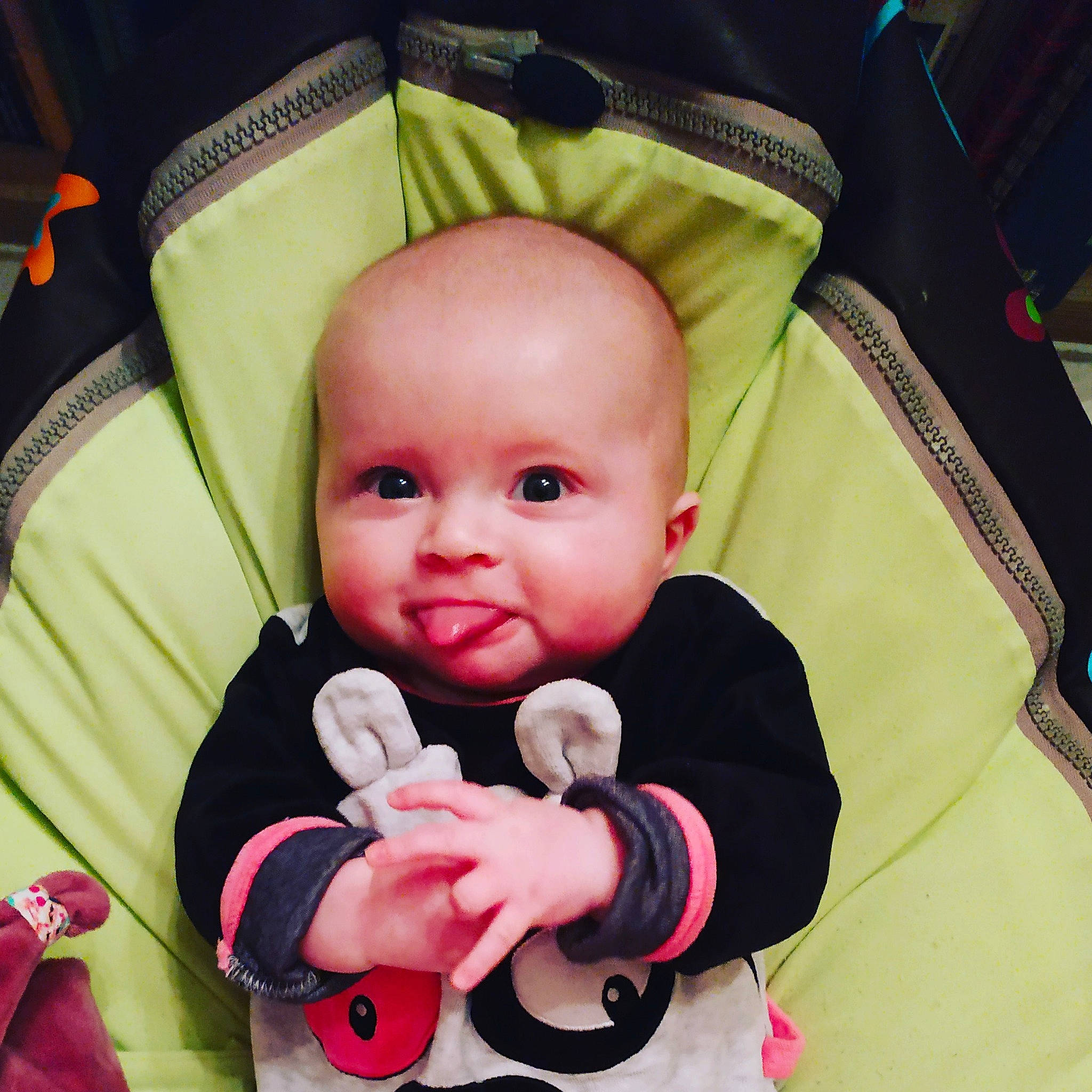 Ninon a rejoint le concours — aidez-le/la à gagner de superbes lots ! baby, baby_carriage, baby_in_car_seat, baby_products, baby_toys, car_seat, cheek, child, cool, eye, face, finger, head, person, product, thumb, toddler