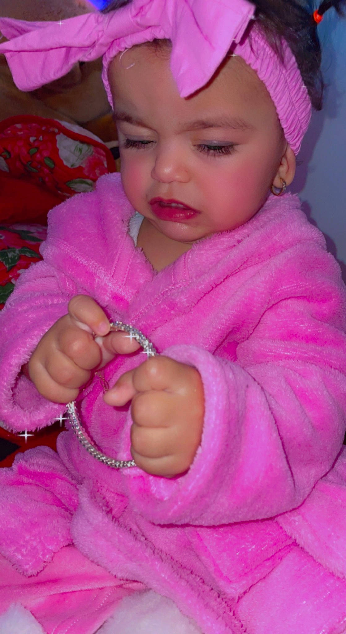 Betty Anays a rejoint le concours — aidez-le/la à gagner de superbes lots ! baby_toddler_clothing, cheek, chin, clothing, ear, eye, eyebrow, face, facial_expression, gesture, hand, headwear, lip, mouth, nose, organ, outerwear, person, pink, purple