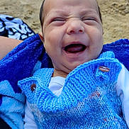 Maylan participe au concours pour gagner de l'argent avec cette photo : baby, infant, smile, laughing, blue_vest, knitted_clothing, blanket, beach, sand, happy, child, portrait, cute, person, mohaawk, outdoor, young, expression, warm_clothing, hand
