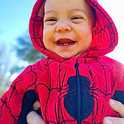 Maylan a rejoint le concours — aidez-le/la à gagner de superbes lots ! baby, baby_fashion, blue_sky, child, closeup, cute, daylight, face, hands, happy, hoodie, infant, jacket, nature, outdoor, person, portrait, red_clothing, smiling, spiderman