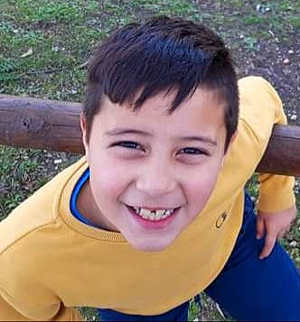 Kenzo a rejoint le concours — aidez-le/la à gagner de superbes lots ! cheek, child, cool, eyebrow, eyelash, fun, gesture, grass, happy, jaw, joy, laugh, leisure, neck, nose, person, recreation, smile, swing, t_shirt