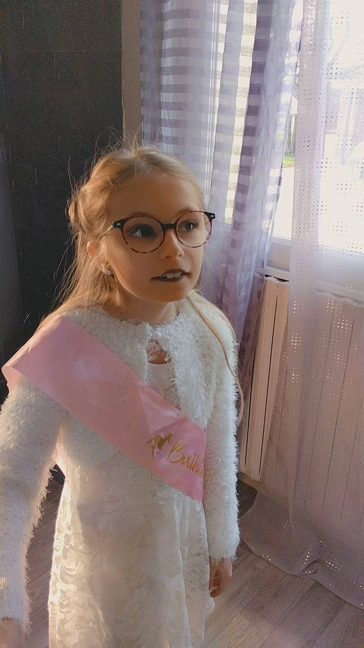 Edeen participe au concours pour gagner de l'argent avec cette photo : blond, brown_hair, embellishment, eyebrow, eyewear, fashion_design, fawn, flooring, fur, glasses, hair, hairstyle, lip, long_hair, neck, person, shoulder, skin, sleeve, vision_care