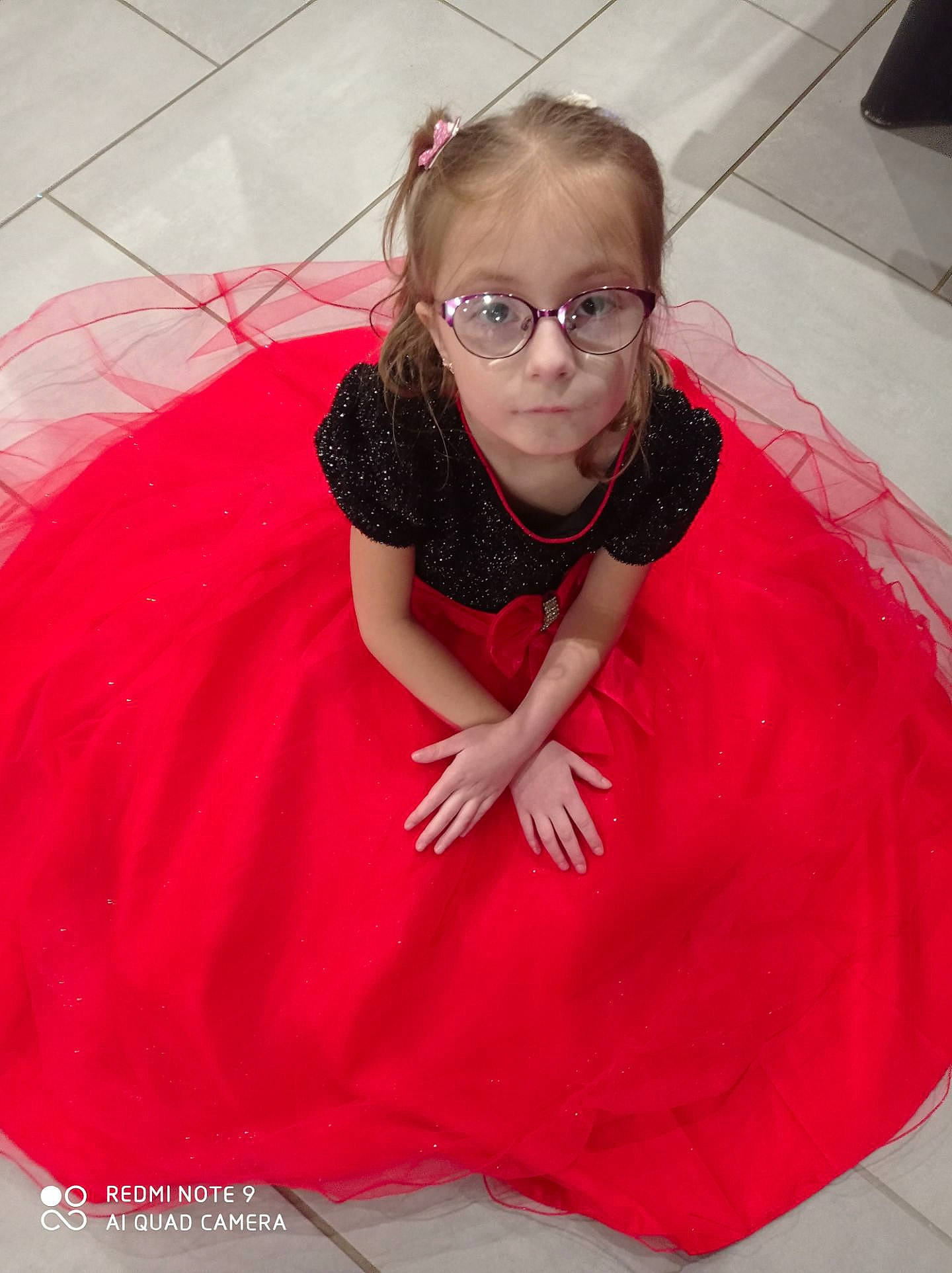 Edeen participe au concours pour gagner de l'argent avec cette photo : baby_toddler_clothing, comfort, dress, event, eyewear, flash_photography, flooring, fun, glasses, goggles, happy, magenta, mouth, person, petal, pink, shoulder, sleeve, toddler, umbrella