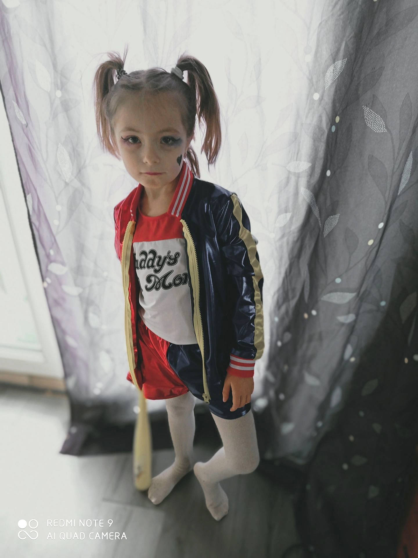 Edeen a rejoint le concours — aidez-le/la à gagner de superbes lots ! baby_toddler_clothing, carmine, child, costume, doll, fashion_accessory, fashion_design, fun, fur, outerwear, pattern, person, sitting, sleeve, sock, standing, t_shirt, toddler, toy, vest