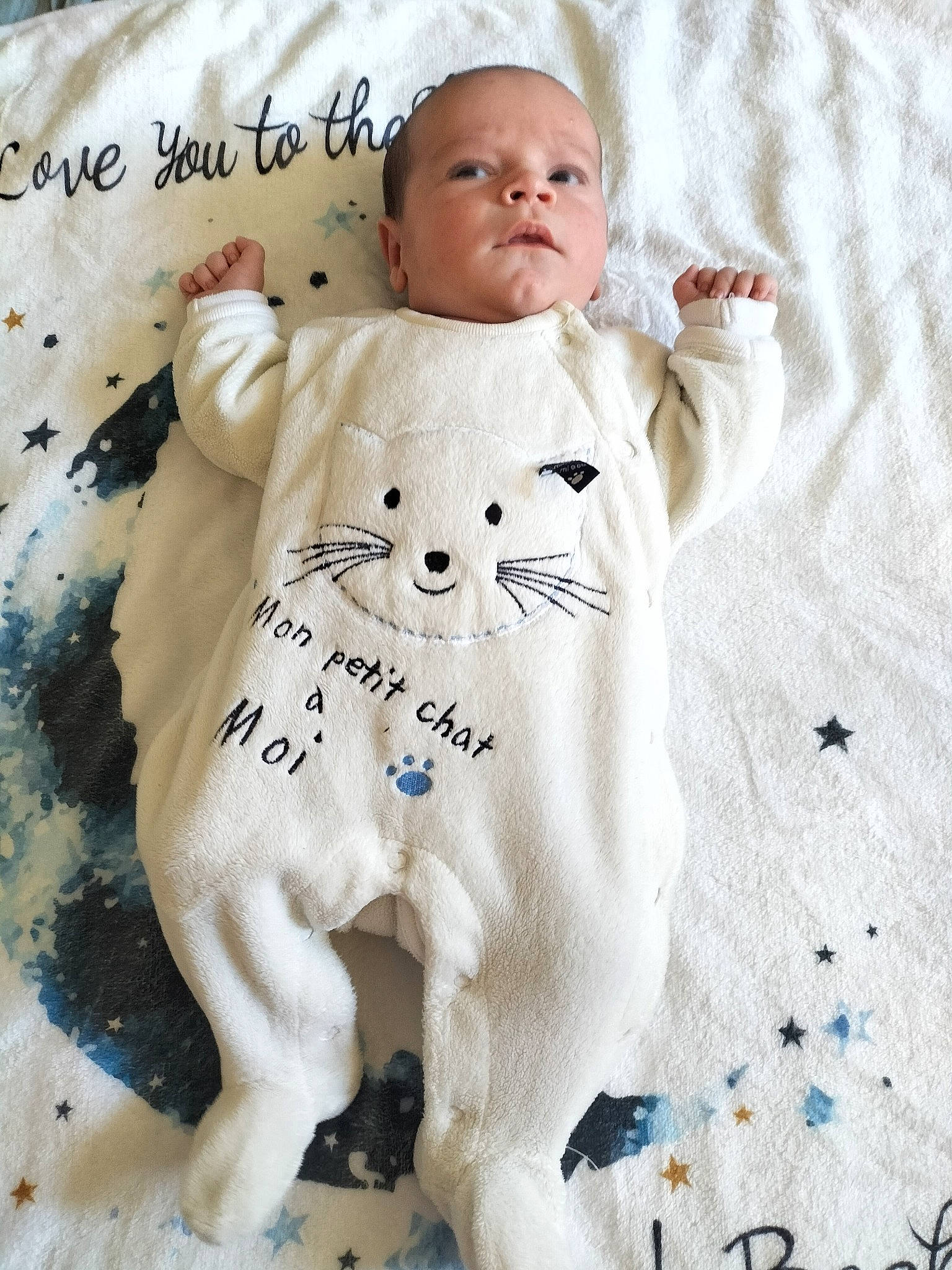 Axel participe au concours pour gagner de l'argent avec cette photo : arm, baby, baby_toddler_clothing, child, clothing, face, font, gesture, happy, head, human_body, linens, outerwear, pattern, person, sleeve, stuffed_toy, teddy_bear, textile, toddler