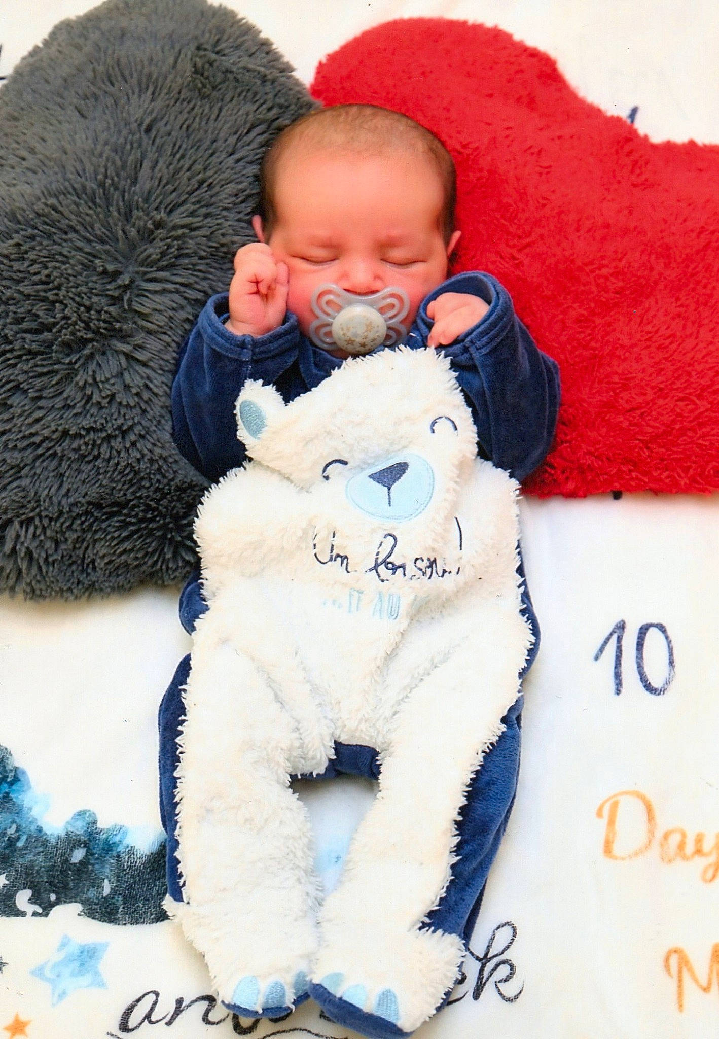 Axel a rejoint le concours — aidez-le/la à gagner de superbes lots ! azure, baby, baby_sleeping, baby_toddler_clothing, child, comfort, electric_blue, fashion_accessory, fur, happy, headgear, linens, person, plush, skin, stuffed_toy, teddy_bear, toddler, toy, winter
