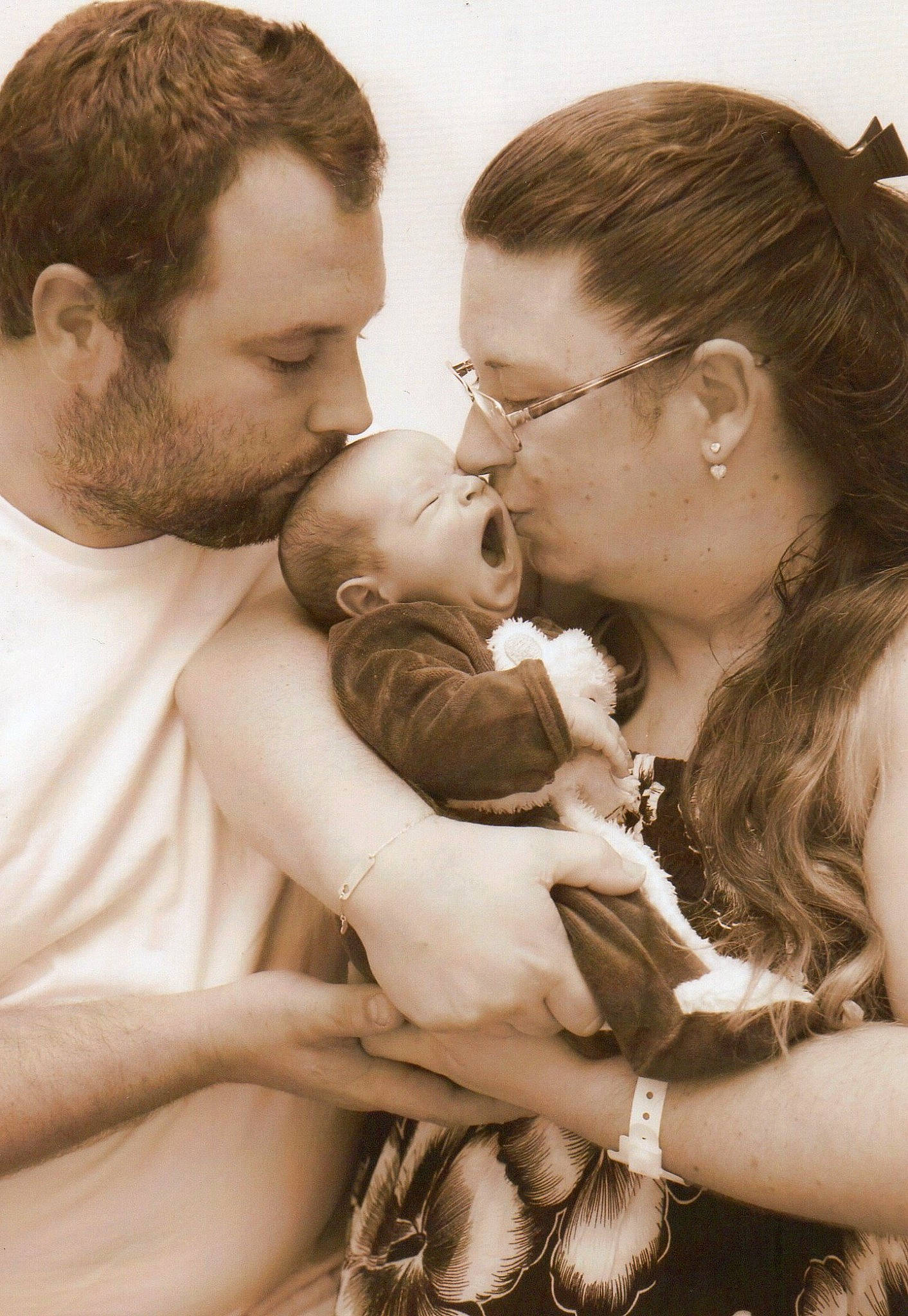 Axel participe au concours pour gagner de l'argent avec cette photo : baby, beard, comfort, ear, event, eyewear, flash_photography, fun, gesture, glasses, hair, happy, interaction, iris, kiss, monochrome, monochrome_photography, person, shoulder, skin
