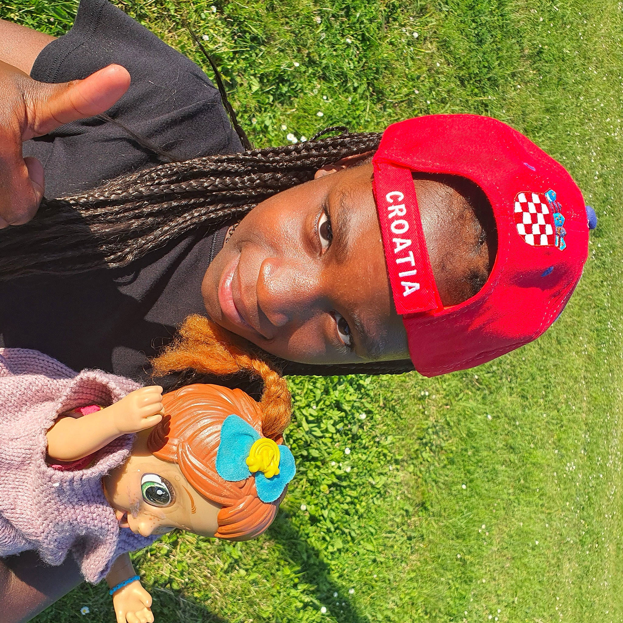 Jade participe au concours pour gagner de l'argent avec cette photo : child, cool, fashion_accessory, fun, gesture, grass, happy, hat, head, headwear, leisure, person, smile, thumb, tree