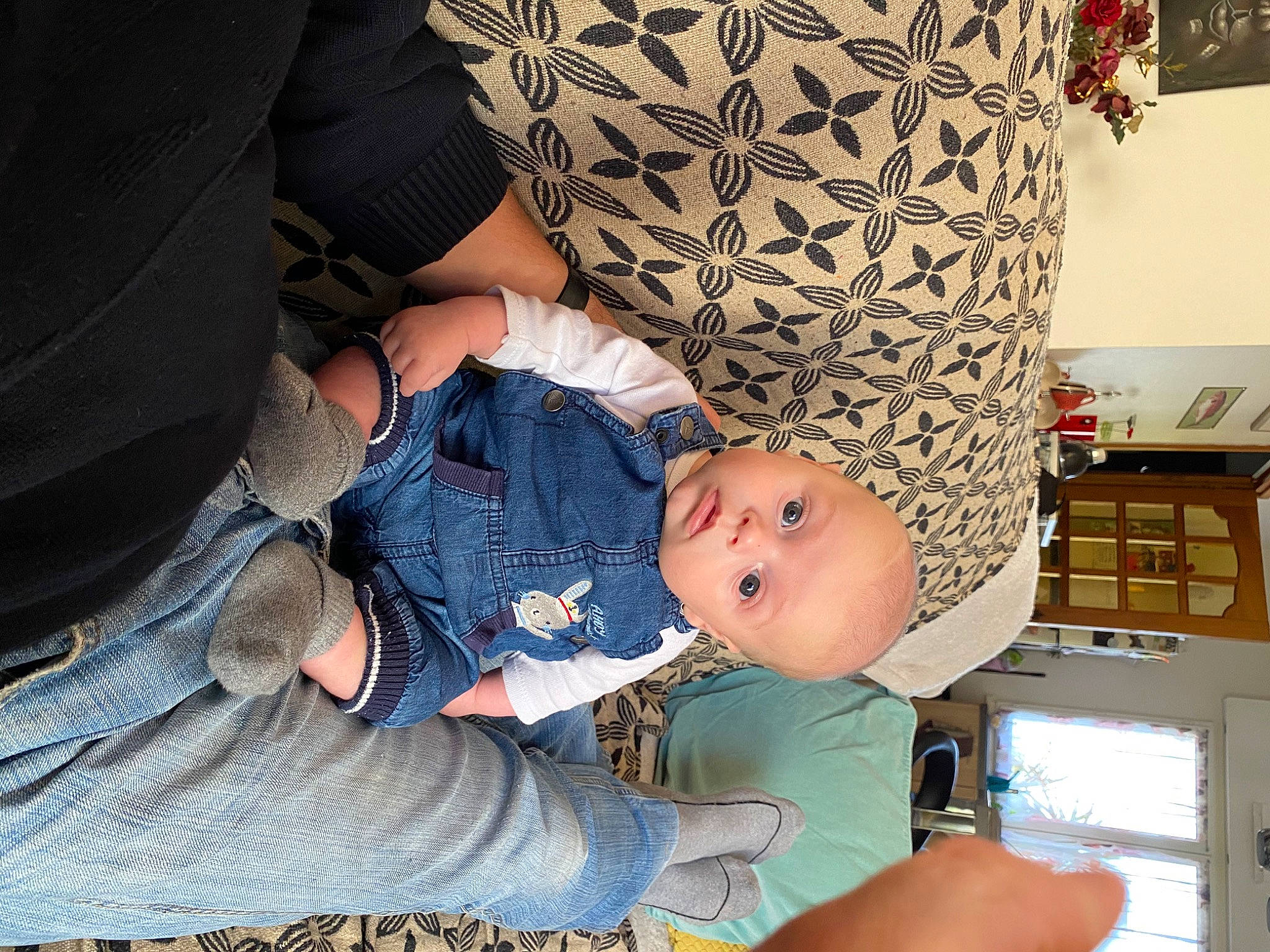 Kelian participe au concours pour gagner de l'argent avec cette photo : arm, baby, baby_products, child, jeans, lap, leg, person, product, sitting, toddler, trunk