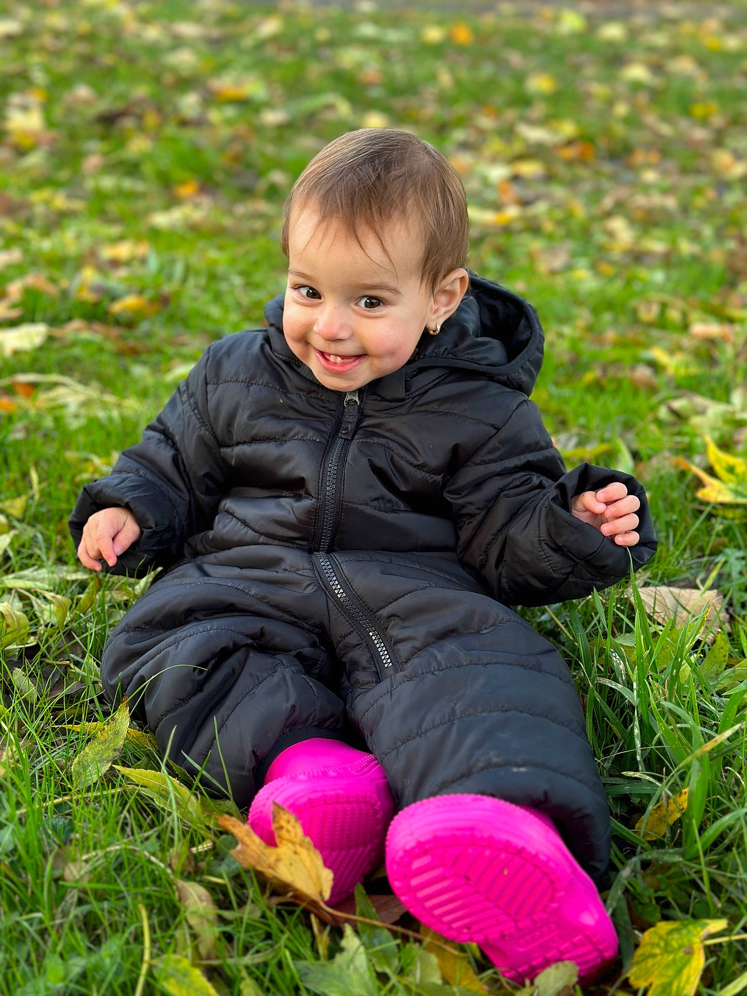 Vivienne participe au concours pour gagner de l'argent avec cette photo : autumn, baby, baby_toddler_clothing, child, clothing, fun, grass, grassland, happy, jacket, joy, lawn, outerwear, people_in_nature, person, plant, portrait_photography, prairie, sitting, smile