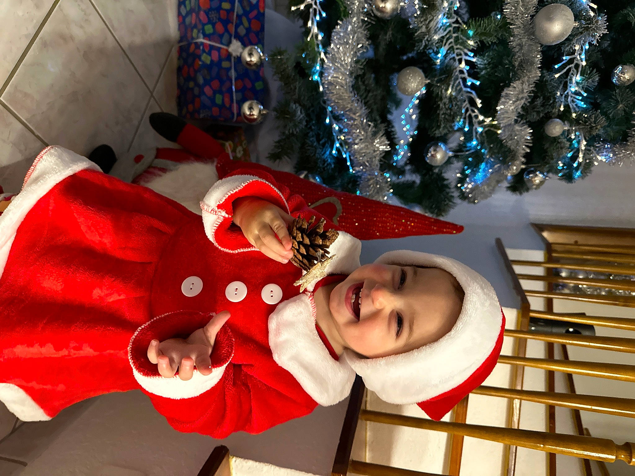 Vivienne participe au concours pour gagner de l'argent avec cette photo : carmine, christmas, christmas_decoration, christmas_eve, christmas_ornament, christmas_tree, costume, event, fun, happy, hat, headwear, holiday, holiday_ornament, joy, ornament, person, plant, smile, toddler