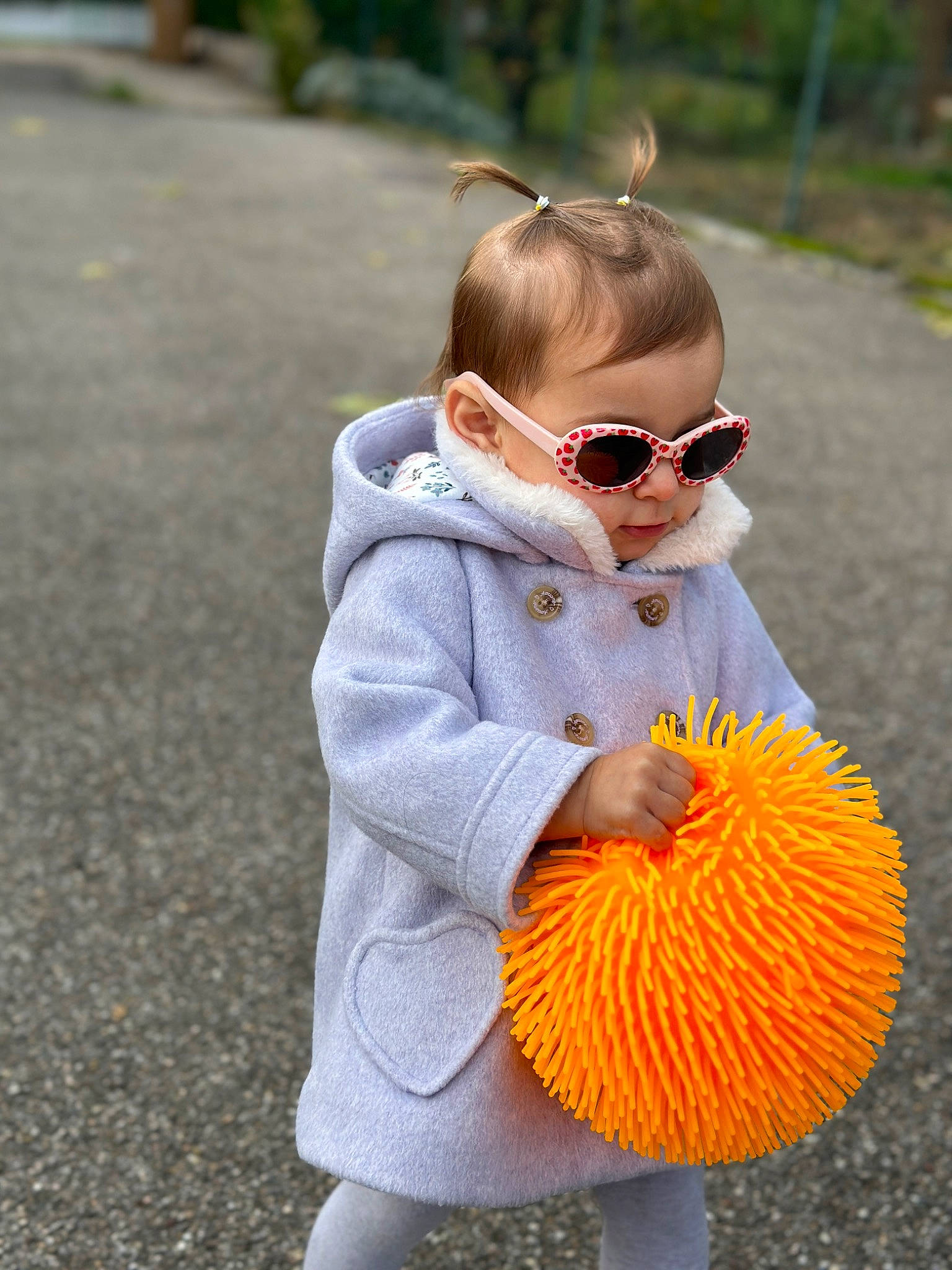 Vivienne a rejoint le concours — aidez-le/la à gagner de superbes lots ! baby, baby_toddler_clothing, ball, child, dress, eyewear, face, fruit, fun, goggles, grass, happy, orange, people_in_nature, person, plant, recreation, stuffed_toy, sunglasses, toddler
