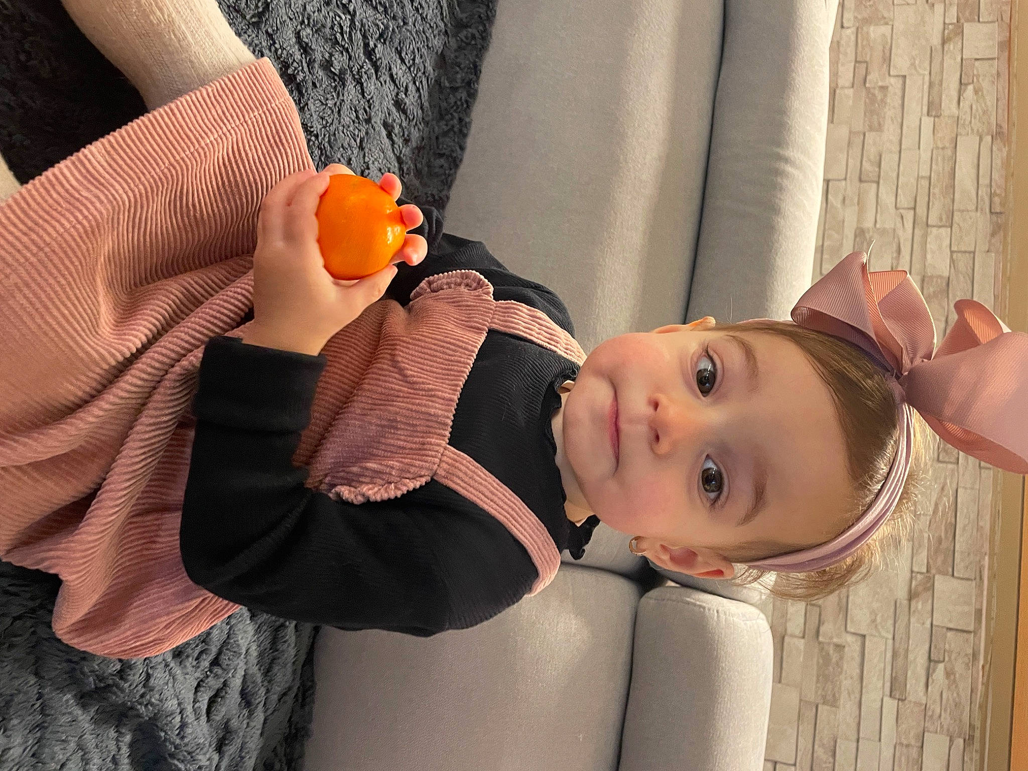 Vivienne a rejoint le concours — aidez-le/la à gagner de superbes lots ! arm, baby, baby_toddler_clothing, child, comfort, finger, gesture, hand, happy, headgear, human_body, joint, nail, person, skin, sleeve, smile, textile, thumb, toddler