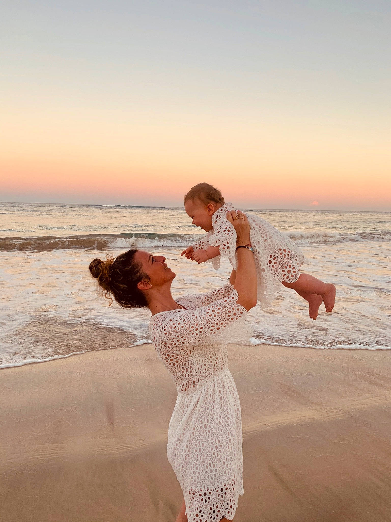 Melia participe au concours pour gagner de l'argent avec cette photo : beach, bridal_clothing, bride, ceremony, dress, event, fun, gown, happy, honeymoon, interaction, joy, love, person, photograph, photography, romance, sea, sky, vacation