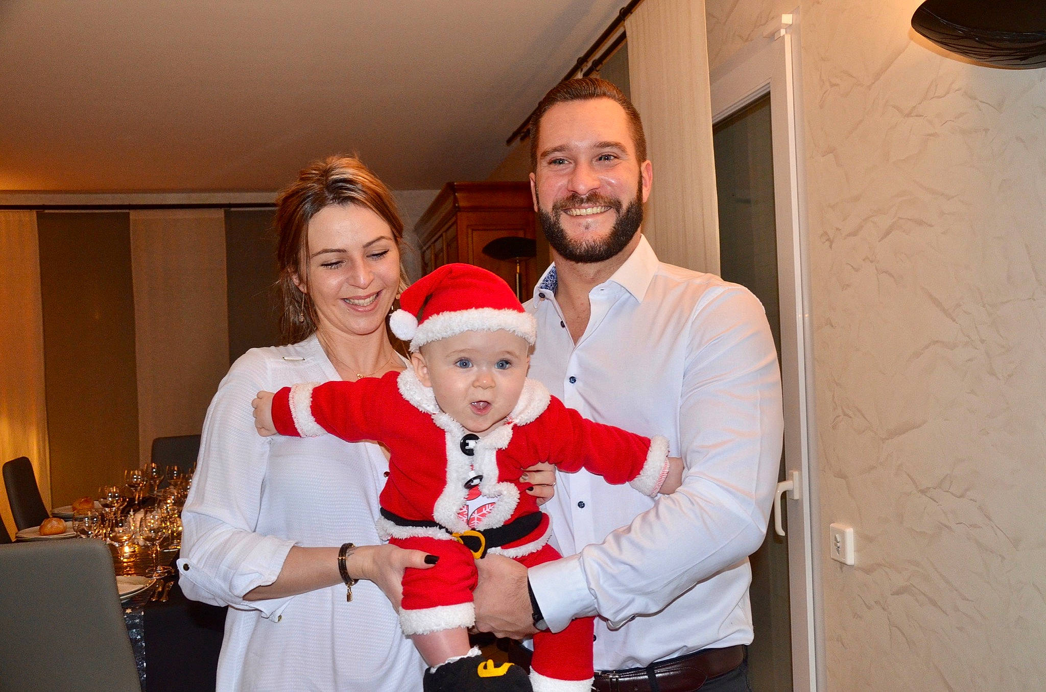 Melia participe au concours pour gagner de l'argent avec cette photo : child, christmas, christmas_eve, costume, event, family, fictional_character, happy, headwear, holiday, joy, party, person, red, room, santa_claus, smile