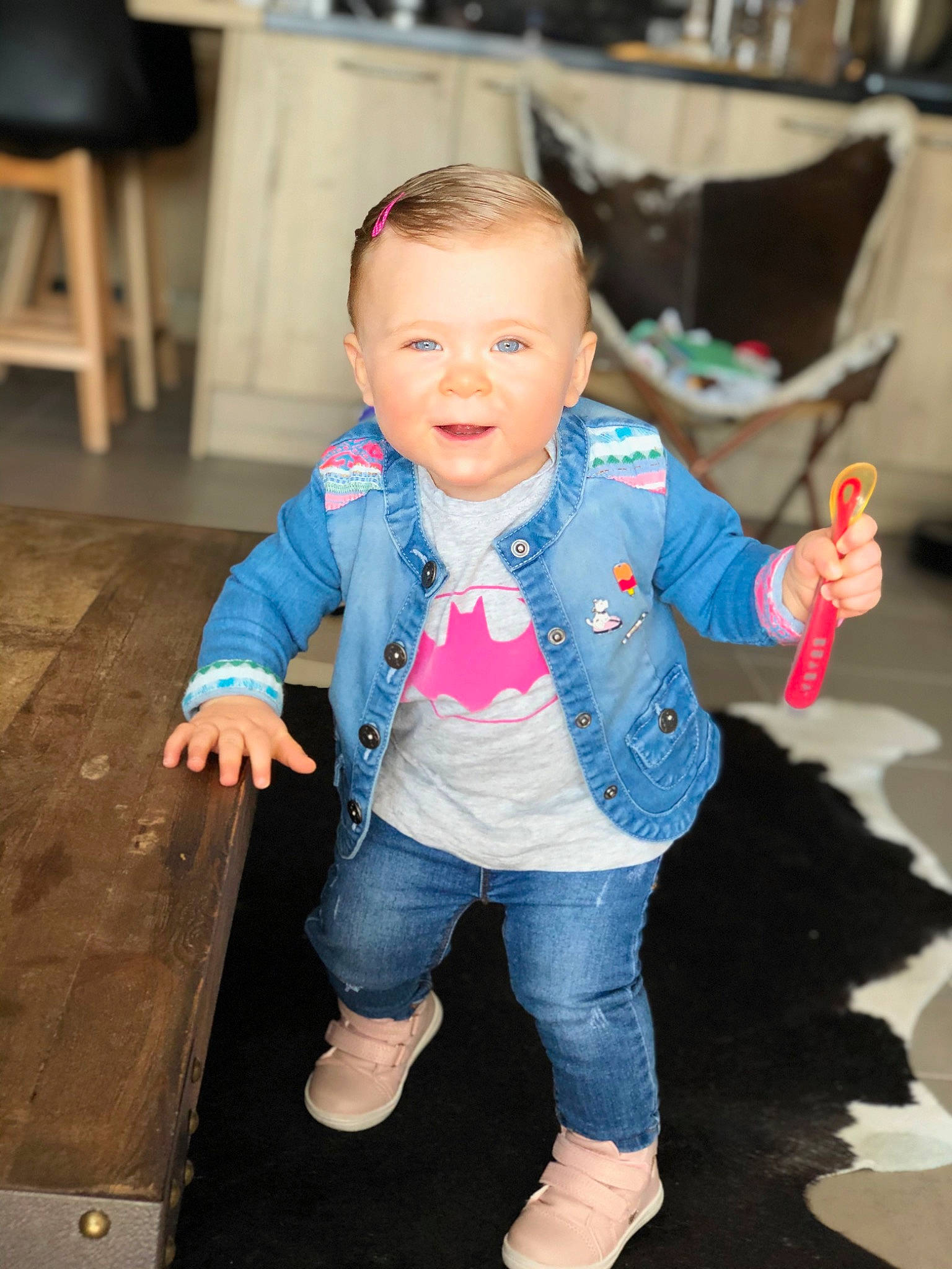 Melia a rejoint le concours — aidez-le/la à gagner de superbes lots ! baby, cheek, child, child_model, denim, face, fun, jeans, person, play, sitting, skin, smile, standing, toddler, vacation