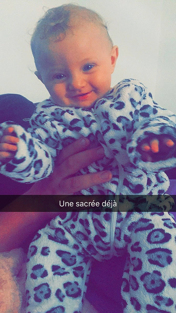 Fanny a rejoint le concours — aidez-le/la à gagner de superbes lots ! baby, baby_products, baby_toddler_clothing, cheek, child, cool, head, joy, pattern, person, play, purple, sitting, smile, toddler