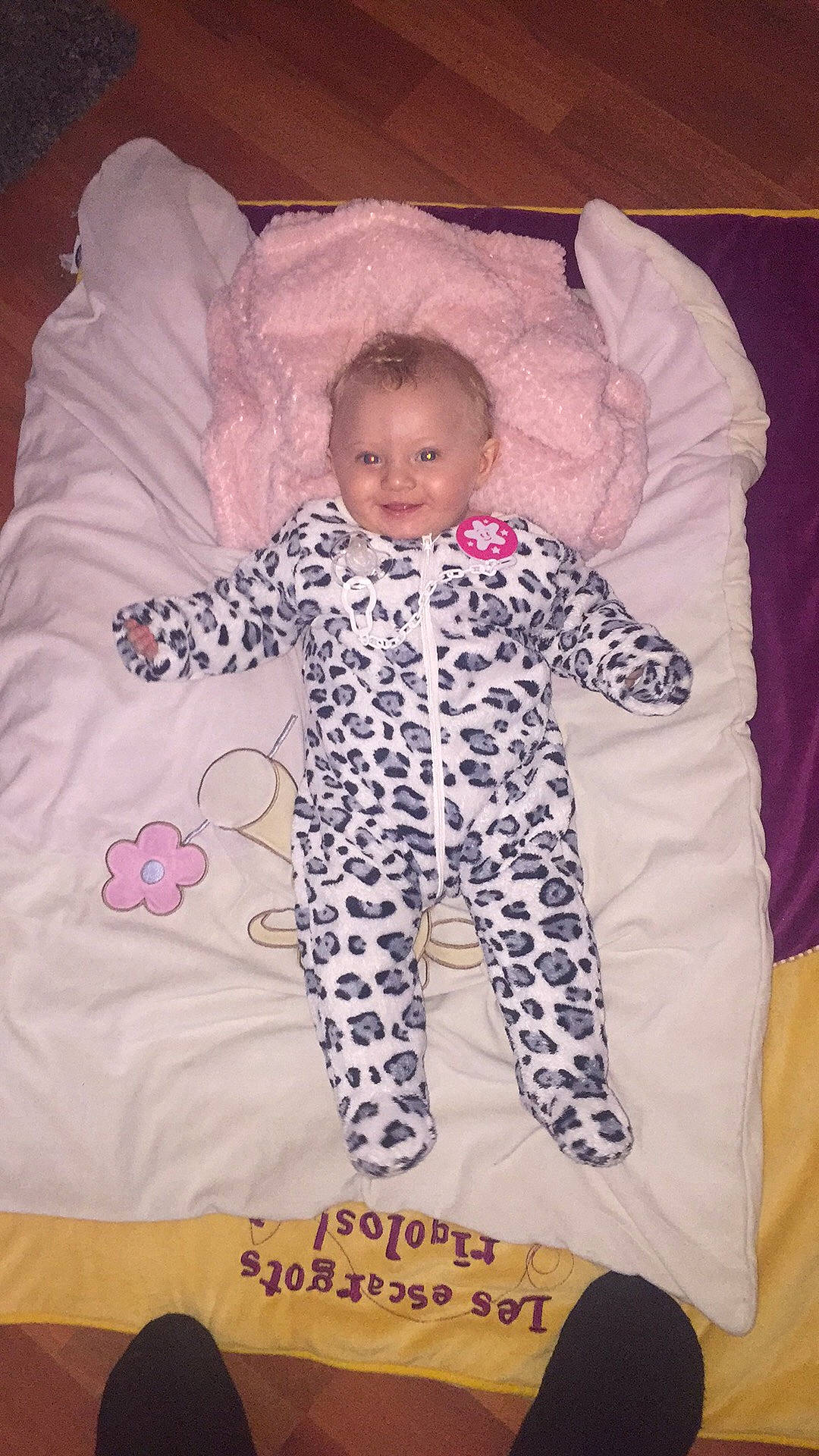 Fanny participe au concours pour gagner de l'argent avec cette photo : baby, baby_products, baby_toddler_clothing, bedding, blanket, child, joy, linens, nap_mat, pajamas, pattern, person, pink, product, sleep, textile, toddler