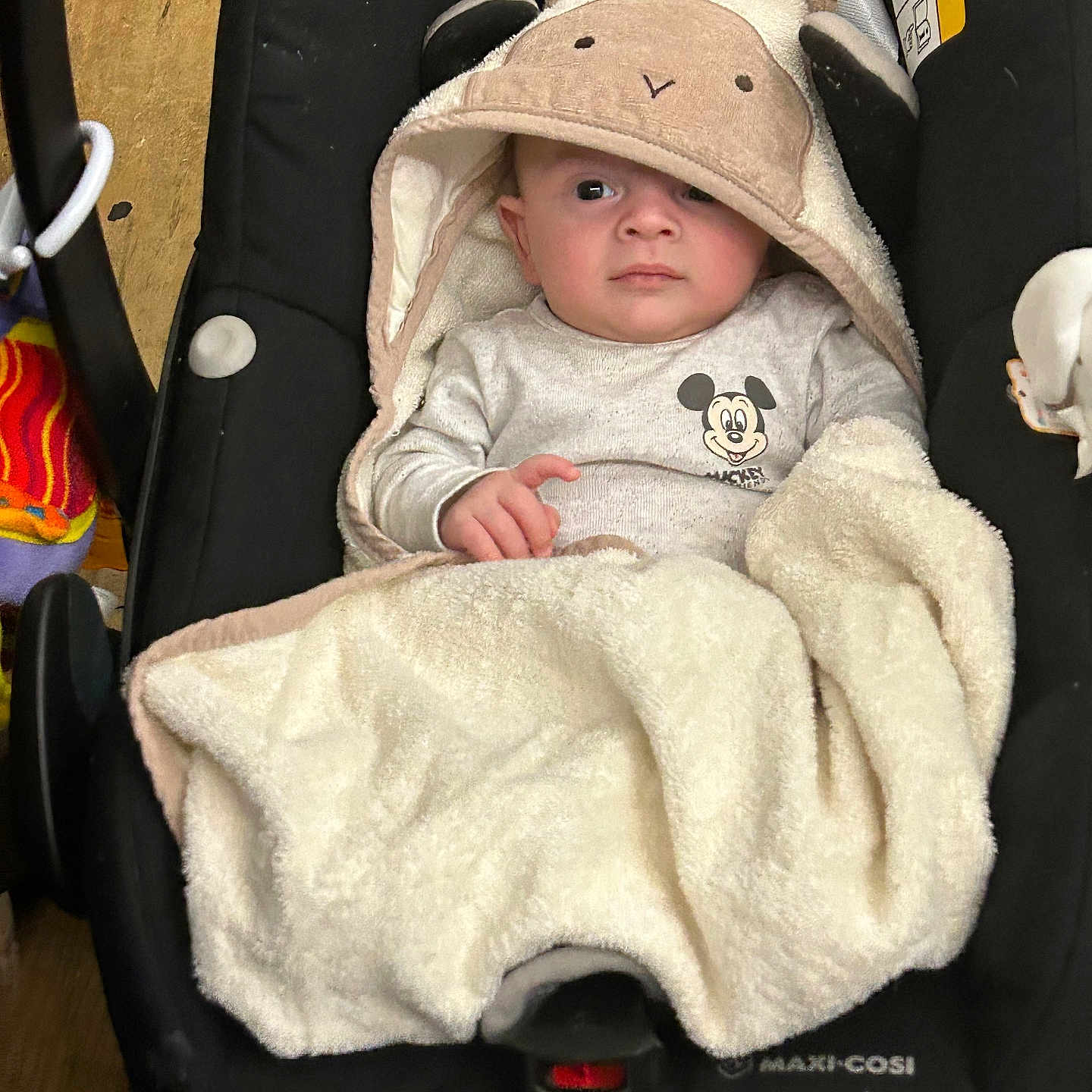 Matheo a rejoint le concours — aidez-le/la à gagner de superbes lots ! baby, bed, blanket, bonnet, cap, car, clothing, crib, face, furniture, hat, head, hood, infantbed, newborn, person, photography, portrait, transportation, vehicle