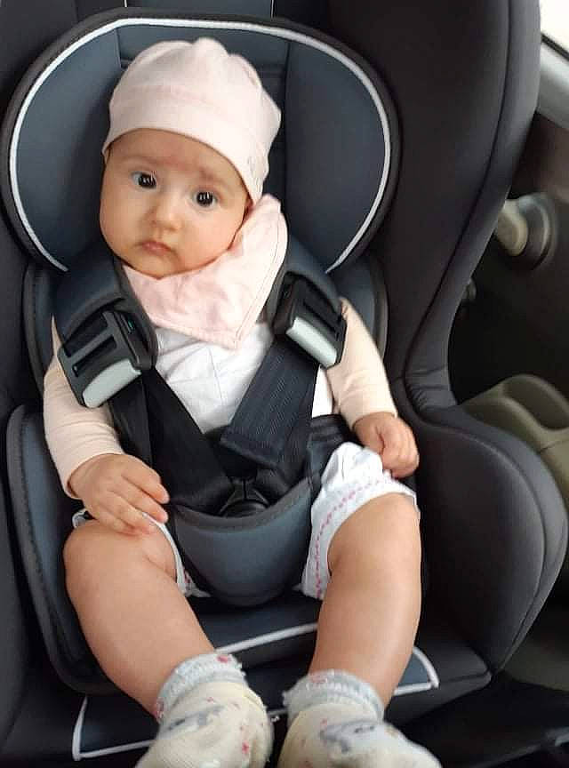 Mila participe au concours pour gagner de l'argent avec cette photo : auto_part, baby, baby_carriage, baby_in_car_seat, baby_products, baby_safety, baby_toddler_clothing, car_seat, car_seat_cover, child, comfort, head_restraint, headgear, headwear, person, product, seat_belt, service, sitting, toddler