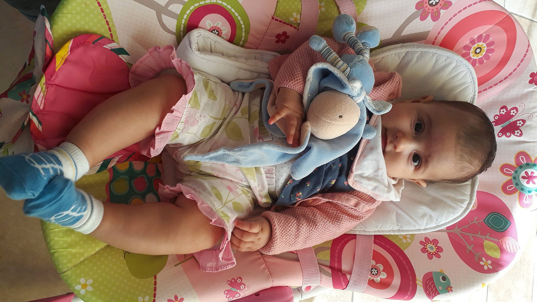 Mila a rejoint le concours — aidez-le/la à gagner de superbes lots ! baby, baby_products, baby_toddler_clothing, cheek, child, comfort, facial_expression, finger, human_leg, linens, mouth, pattern, person, pink, product, room, skin, textile, thigh, toddler