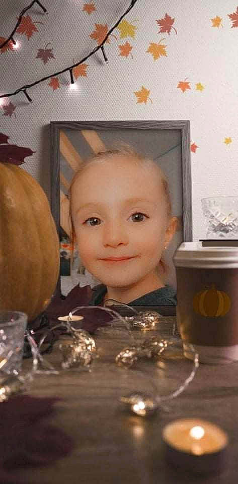 Taïna participe au concours pour gagner de l'argent avec cette photo : art, calabaza, cucurbita, cup, drinkware, eye, gourd, hair, happy, head, joy, natural_foods, orange, person, picture_frame, pumpkin, serveware, smile, squash, vegetable