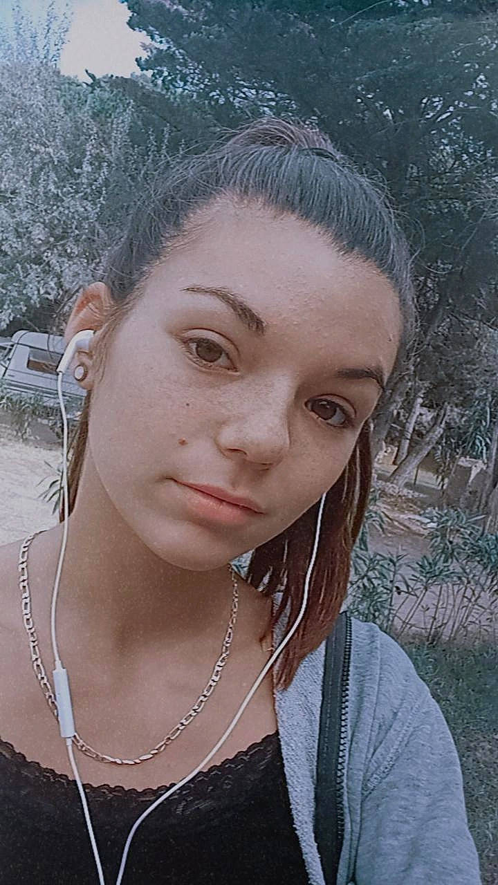 Sarah a rejoint le concours — aidez-le/la à gagner de superbes lots ! beauty, black_hair, chin, cool, eyebrow, eyelash, eyewear, flash_photography, forehead, happy, iris, jaw, jewellery, lip, neck, necklace, nose, person, plant, skin