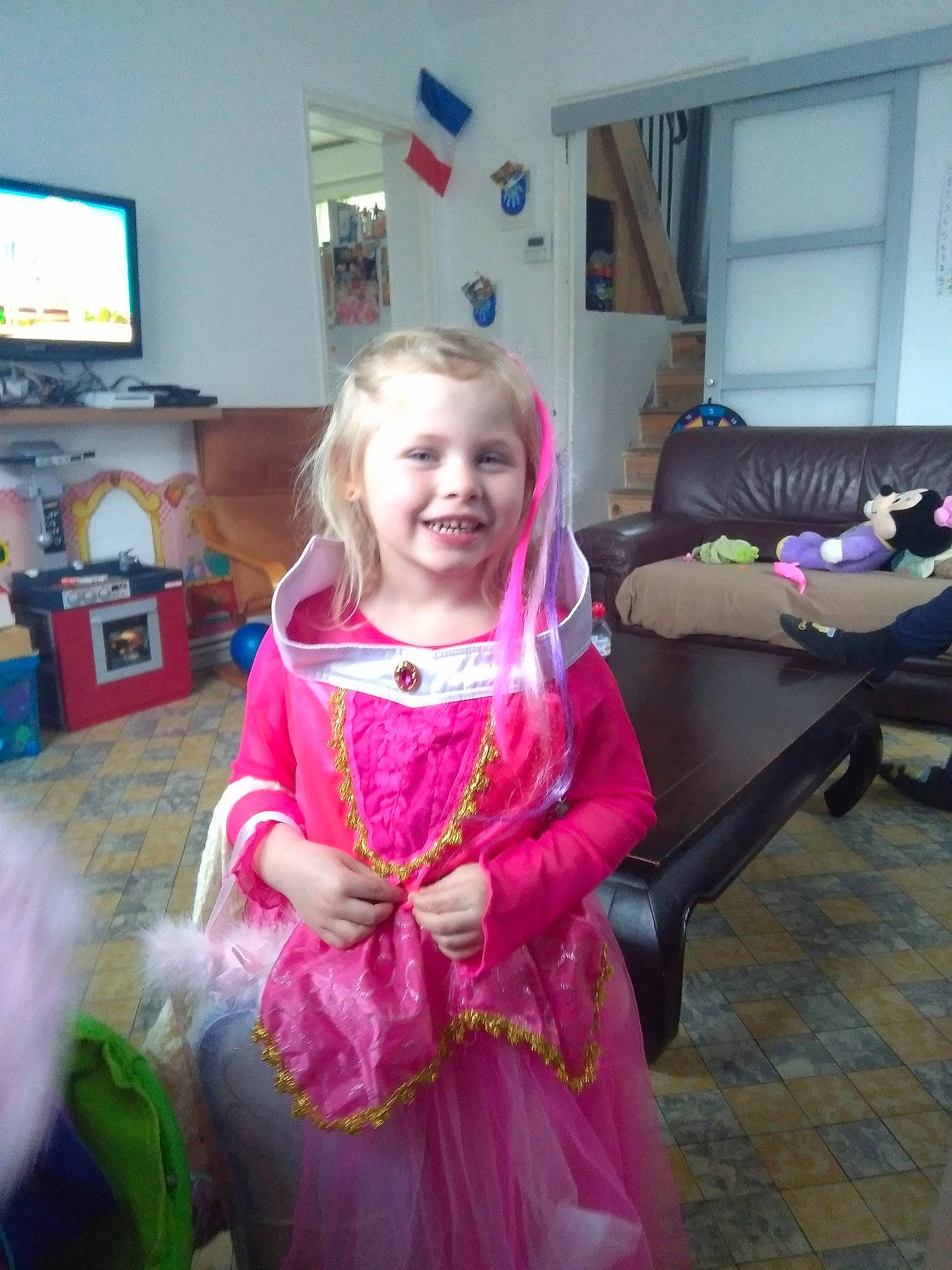 Lola a rejoint le concours — aidez-le/la à gagner de superbes lots ! child, costume, day, fun, girl, hair, iris, joy, magenta, outerwear, person, pink, product, purple, skin, smile, textile, toddler