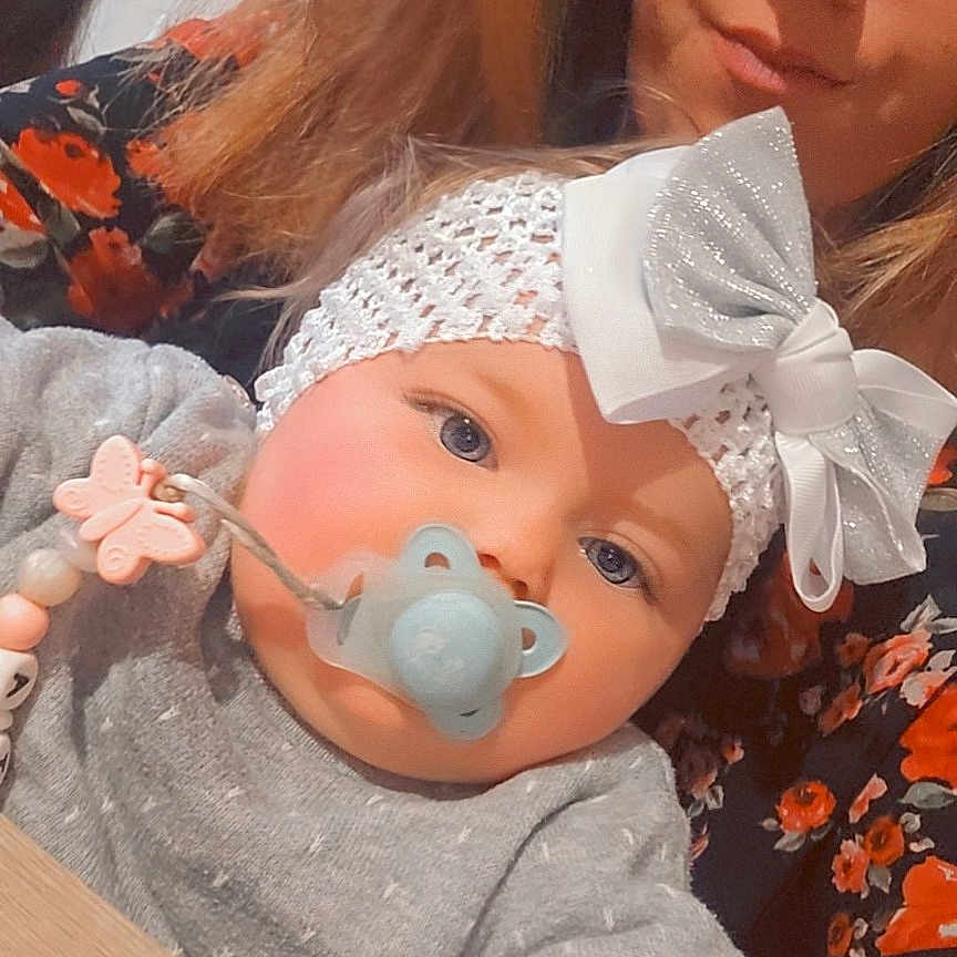 Ophelia Samour a rejoint le concours — aidez-le/la à gagner de superbes lots ! accessories, adult, baby, cap, clothing, doll, dress, face, female, hat, head, jewelry, necklace, people, person, photography, portrait, selfie, toy, woman