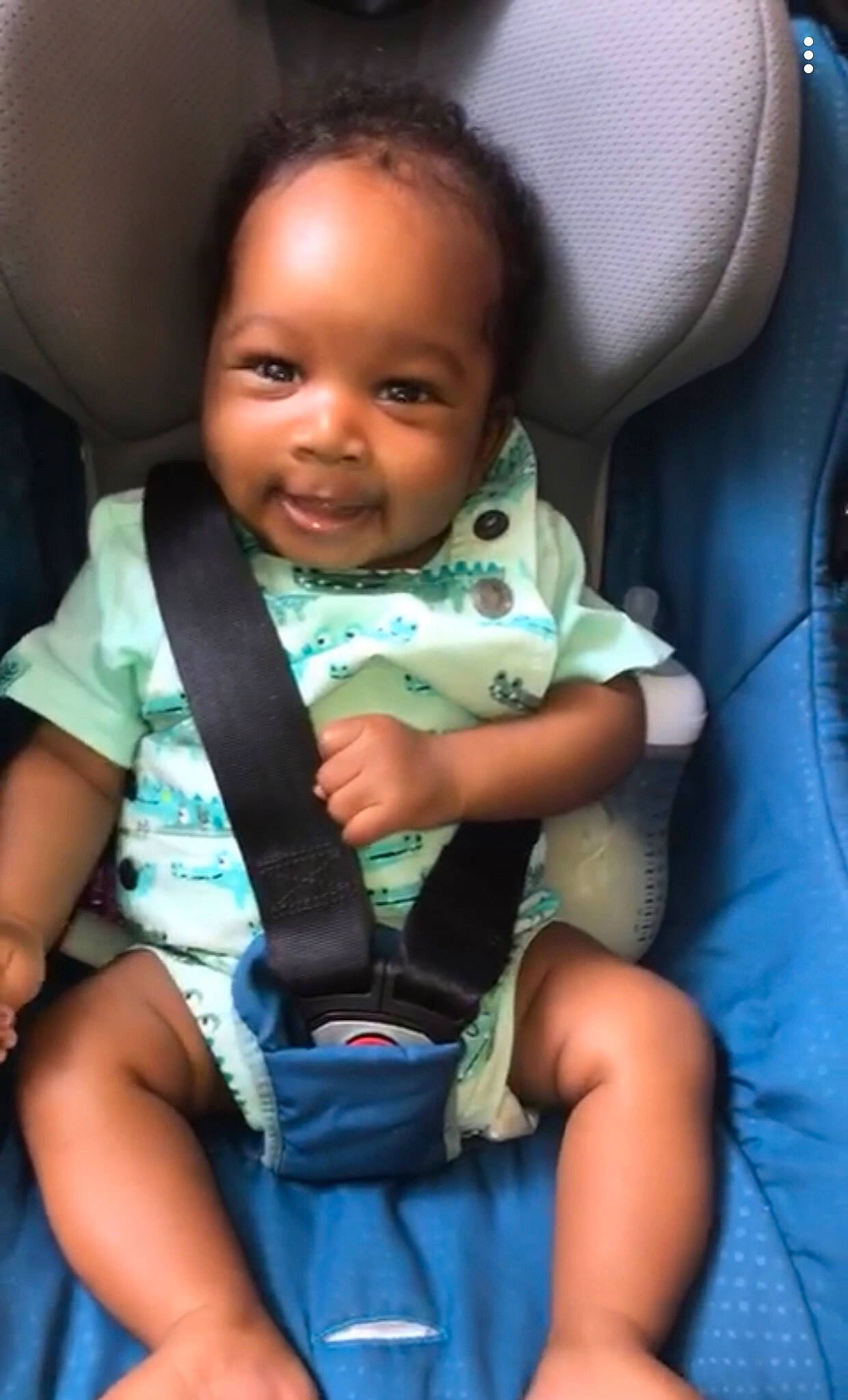 Jayson participe au concours pour gagner de l'argent avec cette photo : baby, baby_toddler_clothing, cheek, chin, comfort, eye, finger, gesture, hair, happy, head, iris, mammal, mouth, nose, people, person, seat_belt, skin, smile