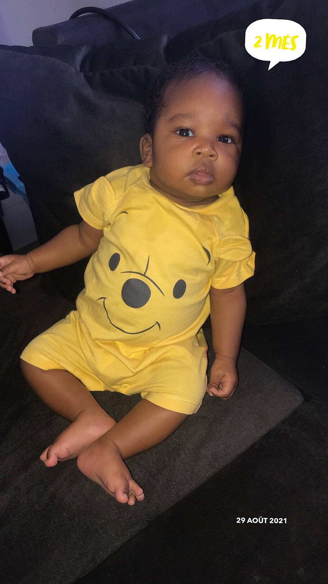 Jayson a rejoint le concours — aidez-le/la à gagner de superbes lots ! baby, baby_toddler_clothing, barefoot, cheek, child, day_dress, finger, flash_photography, foot, fun, gesture, happy, one_piece_garment, pattern, person, sitting, sleeve, smile, t_shirt, thumb