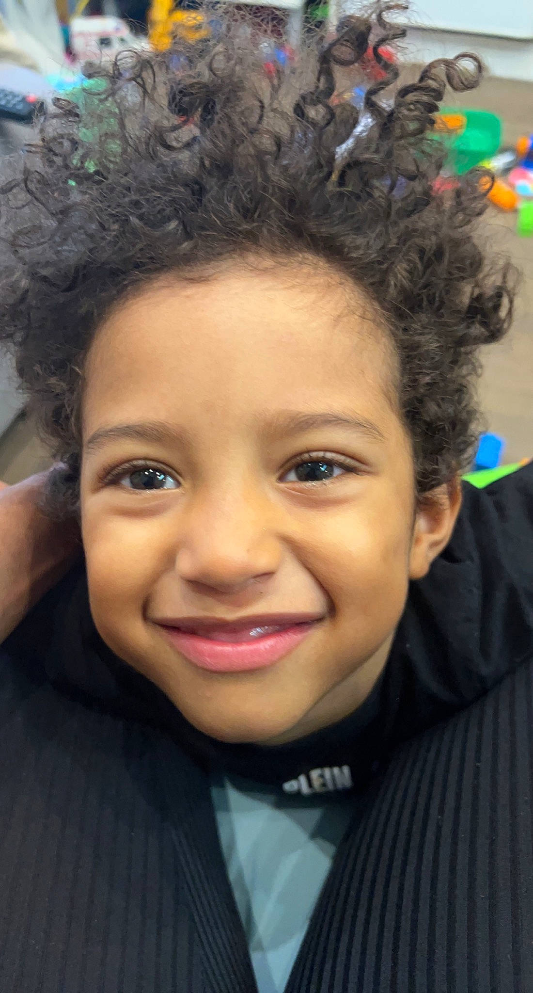 Iker a rejoint le concours — aidez-le/la à gagner de superbes lots ! black_hair, cheek, chin, cool, eye, eyebrow, eyelash, face, facial_expression, flash_photography, forehead, fun, hairstyle, happy, iris, joy, lip, nose, organ, person