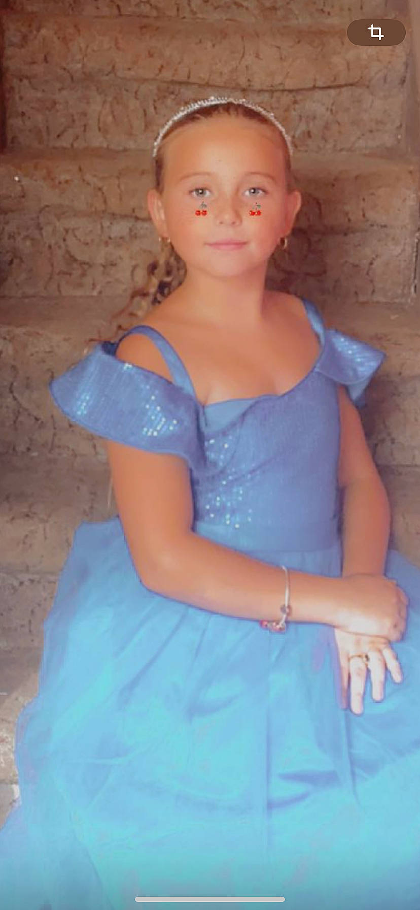 Stecy participe au concours pour gagner de l'argent avec cette photo : abdomen, arm, azure, blue, day_dress, dress, electric_blue, fashion_design, formal_wear, gown, iris, joint, long_hair, neck, one_piece_garment, person, pink, shoulder, thigh, trunk