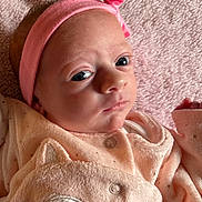 Iris participe au concours pour gagner de l'argent avec cette photo : baby, infant, headband, pink, clothing, blanket, face, eyes, cute, soft, texture, portrait, newborn, child, apparel, lying_down, indoors, closeup, adorable, babywear