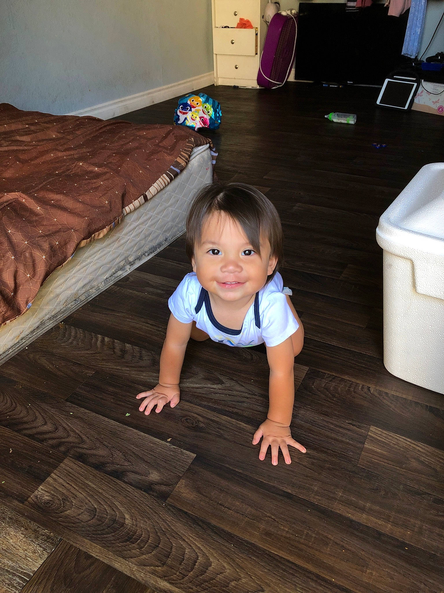 Marcelo is registered to the contest to win money with this photo: baby, child, crawling, floor, flooring, hardwood, joy, laminate_flooring, leg, person, play, toddler, wood, wood_flooring