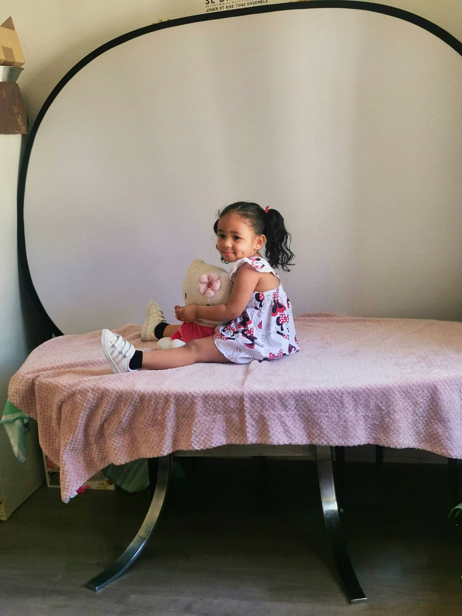 Mayra a rejoint le concours — aidez-le/la à gagner de superbes lots ! baby_toddler_clothing, circle, comfort, event, fashion_accessory, furniture, happy, home_accessories, interior_design, joy, linens, magenta, pattern, person, pink, rectangle, room, sitting, sleeve, smile