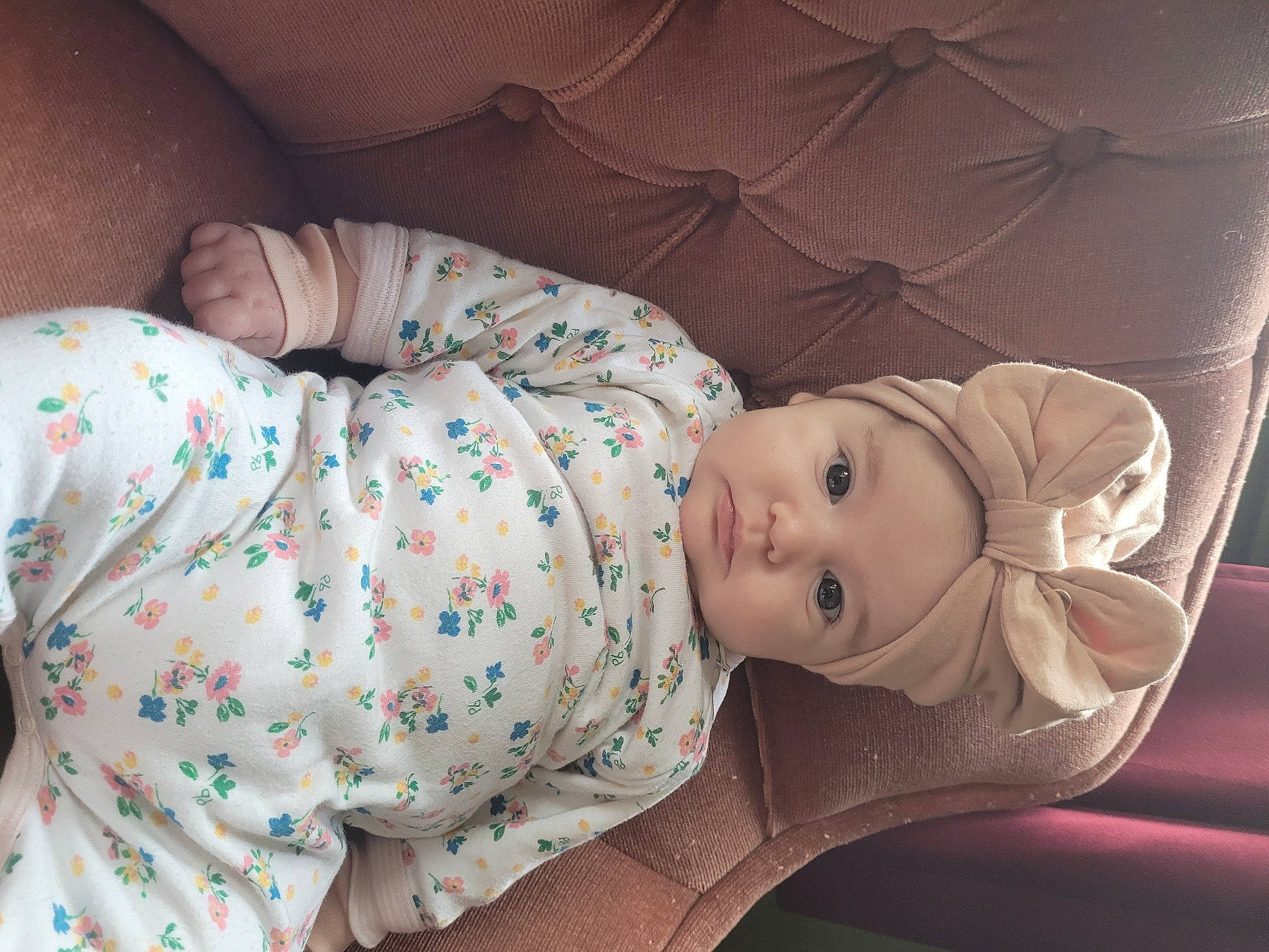 Suzie participe au concours pour gagner de l'argent avec cette photo : arm, baby, baby_toddler_clothing, cheek, child, comfort, eye, finger, headwear, human_body, iris, leg, linens, mammal, mouth, pattern, person, skin, sleeve, textile