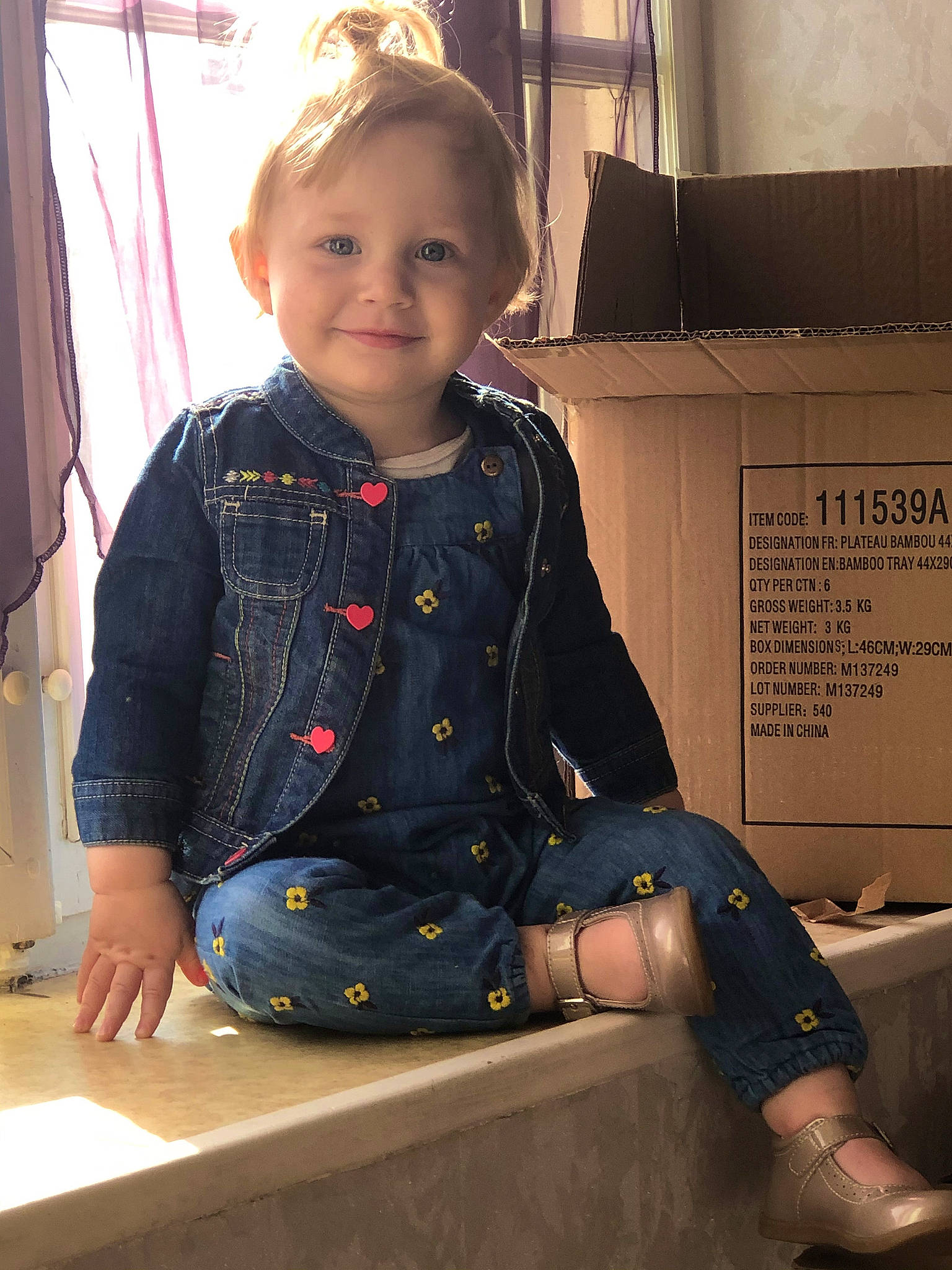 Elyrose a rejoint le concours — aidez-le/la à gagner de superbes lots ! baby, baby_toddler_clothing, blazer, child, collar, curtain, denim, flooring, formal_wear, human_leg, joint, joy, knee, pattern, person, sitting, sleeve, smile, standing, t_shirt