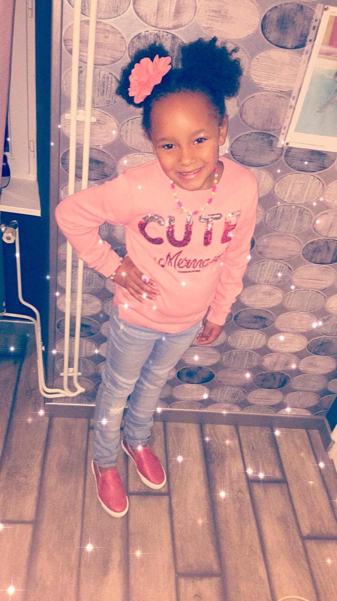 Wayna a rejoint le concours — aidez-le/la à gagner de superbes lots ! child, cool, day, design, fashion, fun, girl, hairstyle, human_hair_color, joy, leg, person, pink, product, shoulder, sitting, skin, smile, snapshot, standing