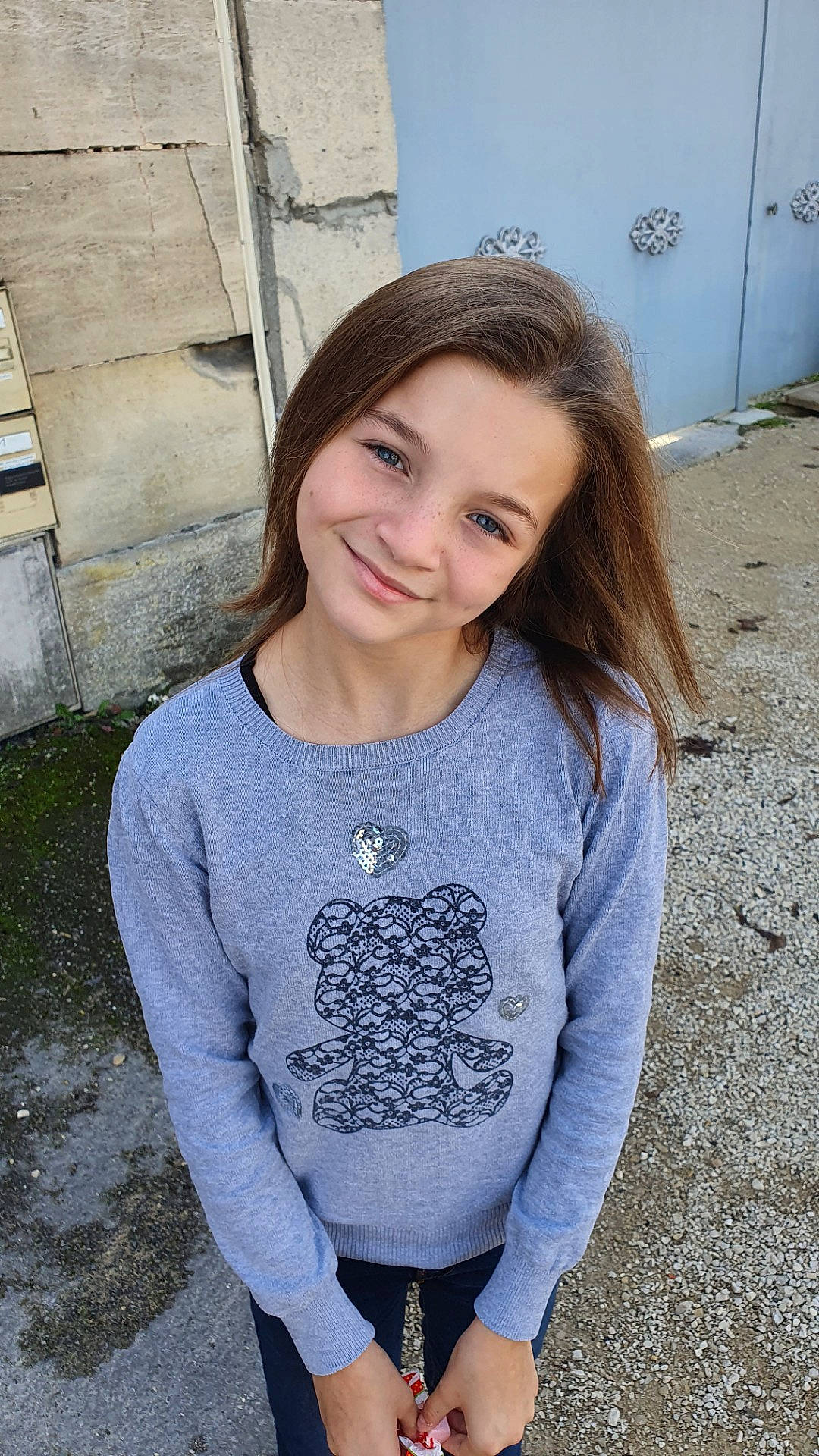 Lana a rejoint le concours — aidez-le/la à gagner de superbes lots ! beauty, blond, cool, denim, electric_blue, flash_photography, fun, grass, grey, hairstyle, happy, jewellery, joy, lip, long_hair, long_sleeved_t_shirt, pattern, person, sleeve, smile