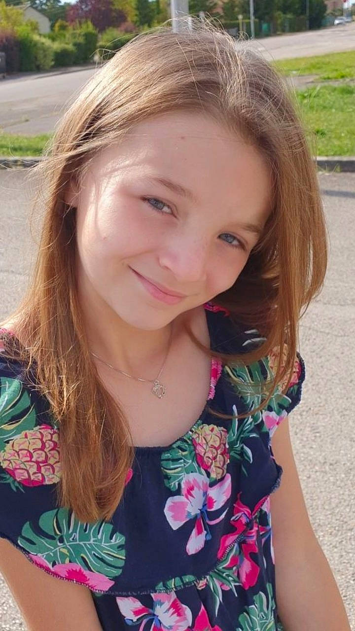 Lana participe au concours pour gagner de l'argent avec cette photo : chin, eyebrow, eyelash, facial_expression, grass, hair, happy, iris, joy, lip, long_hair, mammal, neck, nose, person, pink, plant, skin, sleeve, smile