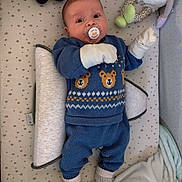 Alessio a rejoint le concours — aidez-le/la à gagner de superbes lots ! baby, bear_pattern, blanket, child, clothing, crib, cute, face, infant, knitwear, lying_down, mittens, nursery, pacifier, person, plush_toy, sleeping_area, socks, star_pattern, toy