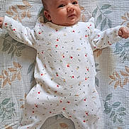 Jannah participe au concours pour gagner de l'argent avec cette photo : baby, infant, onesie, blanket, pattern, leaf, sleepwear, child, cute, lying_down, soft, comfortable, small, newborn, face, arm, leg, indoors, portrait, expression
