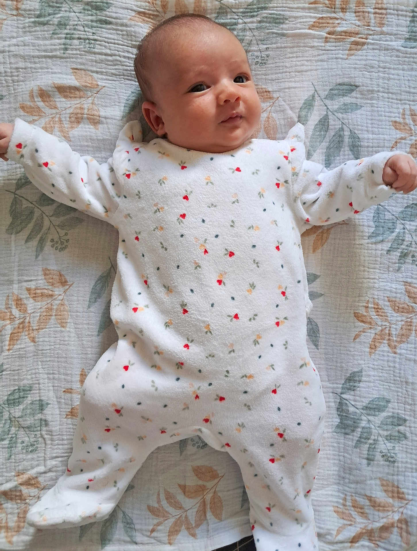 Jannah participe au concours pour gagner de l'argent avec cette photo : baby, infant, onesie, blanket, pattern, leaf, sleepwear, child, cute, lying_down, soft, comfortable, small, newborn, face, arm, leg, indoors, portrait, expression