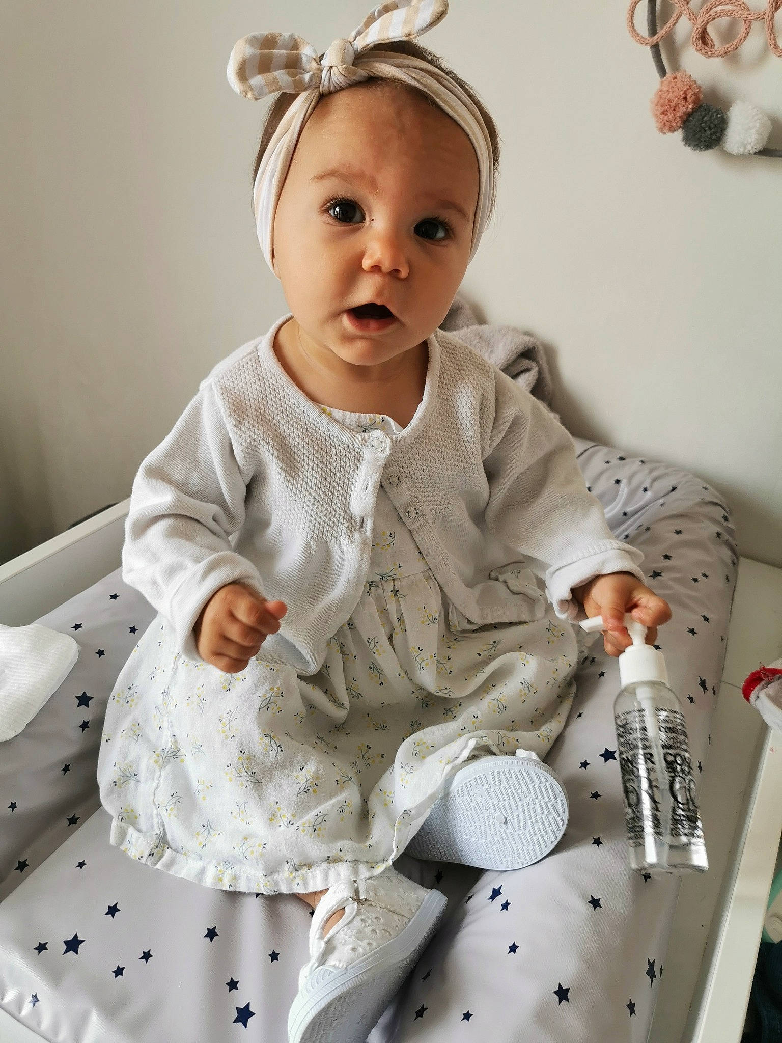 Louna participe au concours pour gagner de l'argent avec cette photo : baby, baby_products, baby_safety, baby_toddler_clothing, child, comfort, dress, happy, headband, headpiece, jewellery, linens, organ, pattern, person, skin, sleeve, surprise, textile, toddler