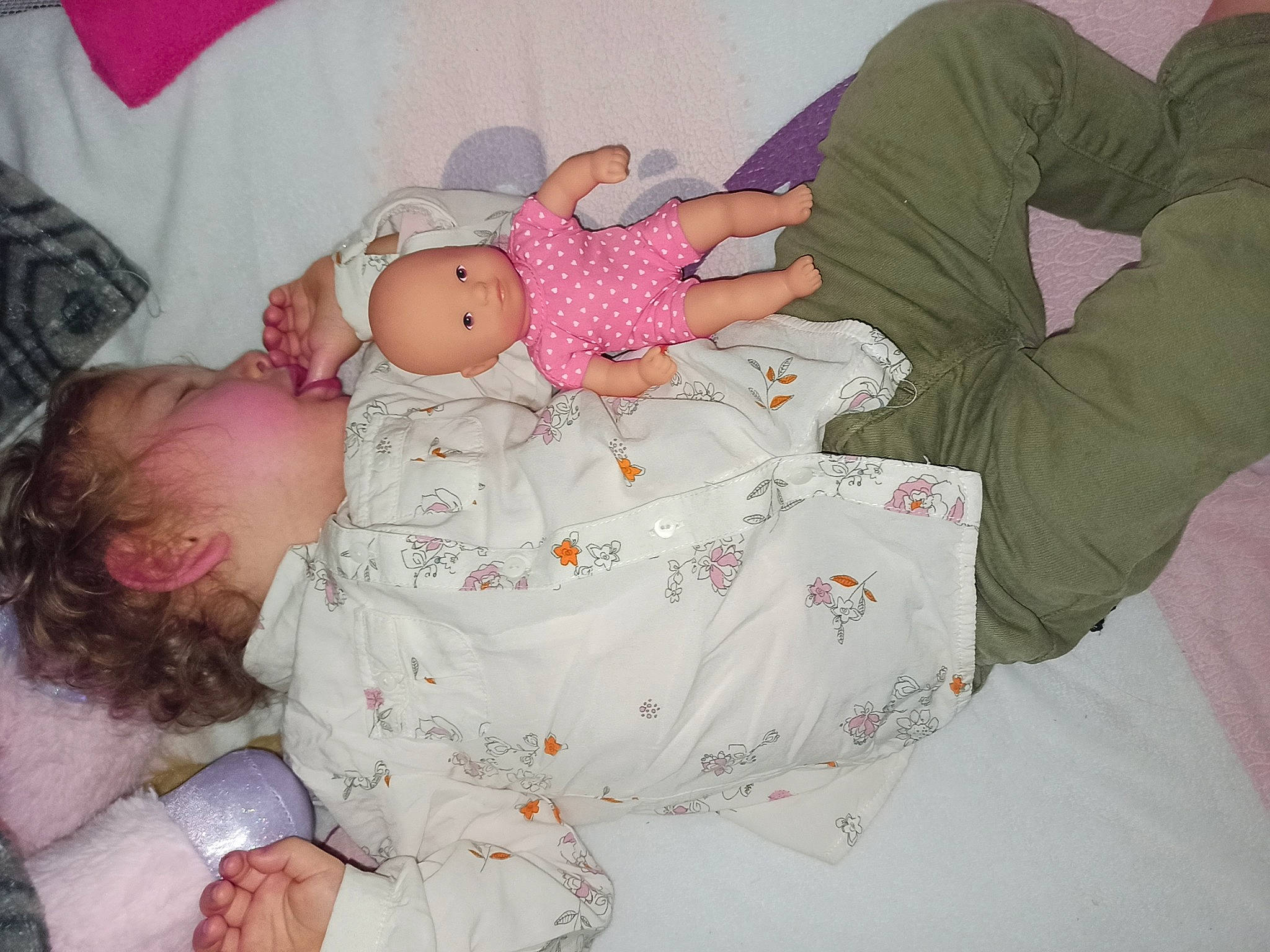 Samia participe au concours pour gagner de l'argent avec cette photo : abdomen, baby, baby_products, baby_sleeping, baby_toddler_clothing, cheek, comfort, eye, finger, head, human_body, leg, pattern, person, pink, skin, sleeve, stomach, textile, toddler