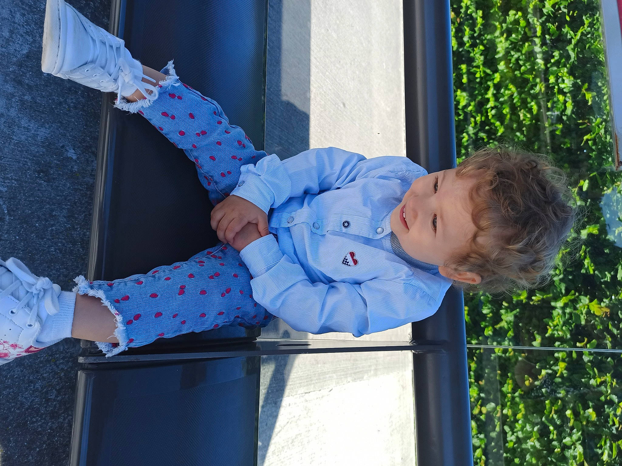 Samia a rejoint le concours — aidez-le/la à gagner de superbes lots ! azure, baby, baby_products, baby_toddler_clothing, child, denim, elbow, electric_blue, fence, fun, happy, leisure, pattern, person, plant, play, sitting, sleeve, toddler, tree