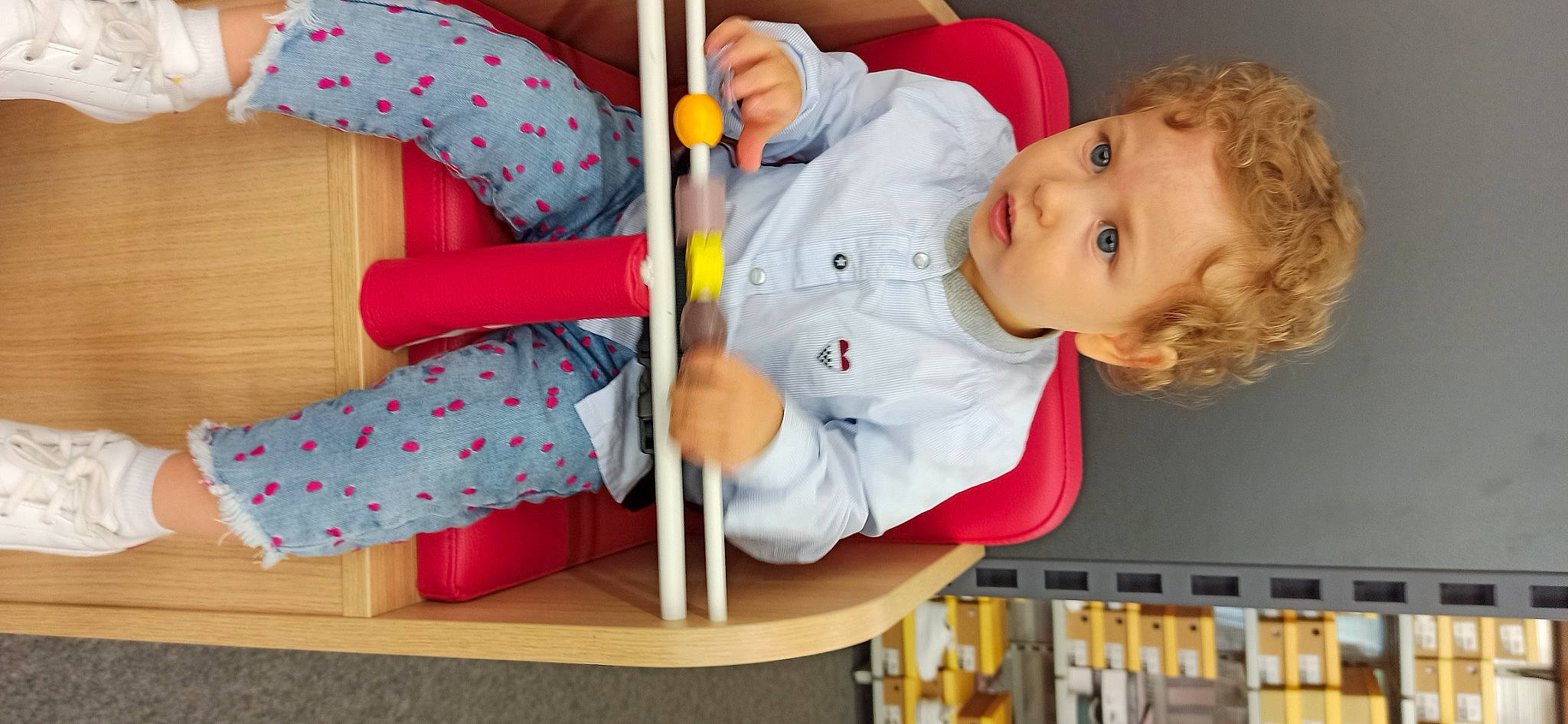 Samia participe au concours pour gagner de l'argent avec cette photo : baby, baby_playing_with_toys, baby_products, baby_safety, baby_toddler_clothing, baby_toys, chair, child, comfort, fun, happy, infant_bed, linens, pattern, person, red, room, t_shirt, toddler
