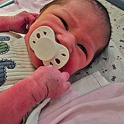 Kingsley a rejoint le concours — aidez-le/la à gagner de superbes lots ! newborn, baby, pacifier, crib, hospital, blanket, infant, clothing, hand, face, skin, bed, pink, medical, person, cute, sleeping, indoors, baby_boy, newborn_baby