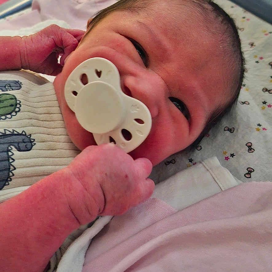 Kingsley a rejoint le concours — aidez-le/la à gagner de superbes lots ! newborn, baby, pacifier, crib, hospital, blanket, infant, clothing, hand, face, skin, bed, pink, medical, person, cute, sleeping, indoors, baby_boy, newborn_baby